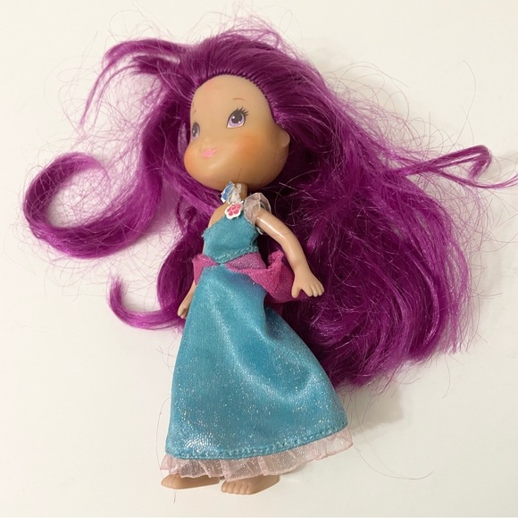 Hasbro Strawberry Shortcake Plum Pudding Berry 6" Doll - Picture 7 of 13